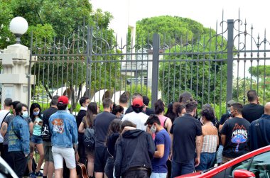 (Vasco Rossi, Rimini 'deki ünlü İtalyan şarkıcı. 13 Haziran 2020, Rimini, İtalya: Ünlü İtalyan şarkıcı Vasco Rossi, Rimini 'ye geri döndü, bu cumartesi Grand Hotel' in önünde coşkuya neden oldu.