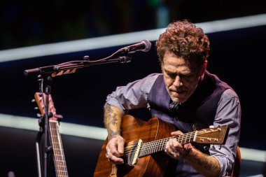 Brezilyalı şarkıcı Nando Reis Allianz Parque Drive In 'de sahne alıyor. 19 Temmuz 2020, Sao Paulo, Brezilya: Brezilyalı şarkıcı Nando Reis Allianz Parque Stadyumu 'ndaki bir format gösterisinde sunumu sırasında