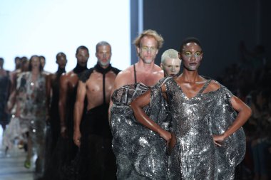 SAO PAULO, SP, 10 / 17 / 2019 - SPFW N48 - Perşembe gecesi Sao Paulo 'daki Ibirapuera Park' taki Pavilhao das Culturas Brasileiras 'taki SPFW N48 marka geçit töreni 