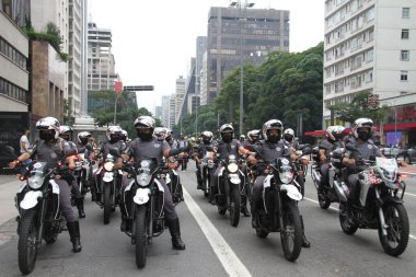 9 Ocak 2021, Sao Paulo, Brezilya: Paulista Caddesi 'ndeki MASP' de 60-64 yaşları arasında Sao Paulo 'nun anneleri ve Sao Paulo' nun doğu bölgesinden Mayıs ayının anneleri tarafından düzenlenen ücretsiz otobüs biletinin çekilmesine karşı barışçıl bir protesto.