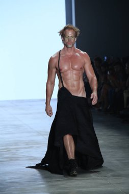 SAO PAULO, SP, 10 / 17 / 2019 - SPFW N48 - Perşembe gecesi Sao Paulo 'daki Ibirapuera Park' taki Pavilhao das Culturas Brasileiras 'taki SPFW N48 marka geçit töreni 