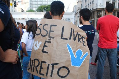 SAO PAULO, SP, 25.10.2019 - Bruno Covas binasının önünde duran öğrenciler ve protestocular 