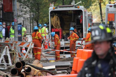 21 Ekim 2020, New York, ABD: Manhattan 'da 5. cadde ile Madison Bulvarı arasında Doğu 63. Cadde' de büyük bir gaz sızıntısı var. Kamu için herhangi bir tehlikeyi önlemek için yollar tıkanır ve...