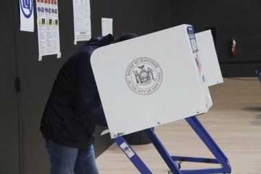 NOVA YORK (EUA), 28 / 11 / 2020 - DECORACAO DE NATAL NO GRAND ORZA EM NOVA YORK - Decoracao de Natal no Grand Army Plaza, entre a Apple Store, entre a Plaza Hotel na 5. Avenue de Nova York, atrado muitos nova-iorquinos e turistas aproveitam a a o