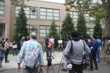 7 Ekim 2020, Forest Hill, New York, ABD: Bazı aileler New York eyalet valisinin okulları kapatma kararına tepki olarak 71-25 St. Forrest Hills, New York 'taki Devlet Okulu 196' da protesto eylemi düzenlediler. Phil Won, MSK 24 Topluluk Eğitimi Başkanı