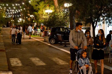 Riccione 'de Pembe Gece. 6 Ağustos 2020, Raccione, Rimini, İtalya: Pembe Gece boyunca Emilia-Romagna sakinleri ve turistler arasında çok fazla hareket var. Riccione, DJ 'leri olan ve meşgul olan herkesi ağırlayan şehirlerden biri.