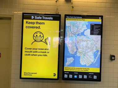 (Covid-19: metroda hareket var. Mayıs 02.2020, Brooklyn, New York, ABD: Coronavirüs salgınının ortasında Brooklyn 'de metroda insan dolaşımı