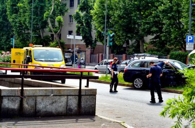 (Covid-19: Milano 'da kaza. 22 Mayıs 2020, Milano, İtalya: Coronavirus salgınının 3. aşaması nedeniyle maskeli trafik polisleri Milan, Viale Monza 'daki bir kazaya katıldı. 