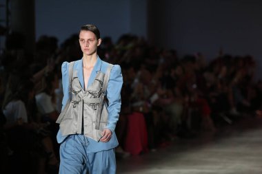 SAO PAULO, SP, 10 / 17 / 2019 - SPFW N48 - Perşembe gecesi Sao Paulo 'daki Ibirapuera Park' taki Pavilhao das Culturas Brasileiras 'taki SPFW N48 marka geçit töreni 