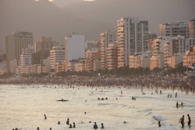 RIO DE JANEIRO, RJ, 27.12.2019 - PRAIA ARPOADOR - Rio de Janeiro sahilindeki Ipanema 'da turistlerin hareketi 