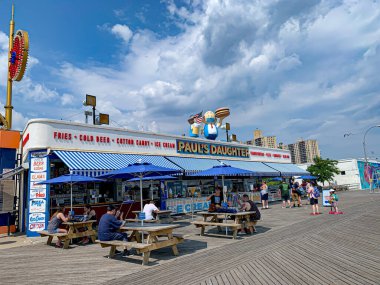 2 Temmuz 2020, Coney Adası, Brooklyn, New York, ABD: Brooklyn 'deki Coney Adası' nda insan hareketi. New York 'taki plajlar şehri vuran Covid-19 salgını nedeniyle dün (01) tecritten sonra tekrar açıldı. Ancak, insanların çoğu...