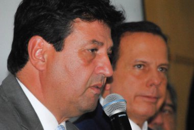 Brezilya 'nın Sao Paulo Valisi ile Coronavirus hakkında basın toplantısı. 13 Mart 2020, Sao Paulo, Brezilya: Sao Paulo Joao Doria valisi ve Sağlık Bakanı Luiz Henrique Mandetta, Sağlık Bakanı Jose Henriqu