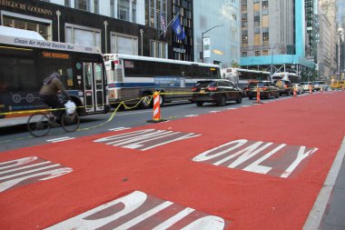 New York, ABD: New York City 'nin bu hafta yeniden açılmasına rağmen, Coronavirus salgını nedeniyle Times Meydanı bölgesinde bazı mağazalar hala kapalı