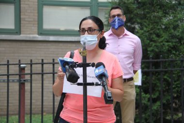 7 Ekim 2020, Forest Hill, New York, ABD: Bazı aileler New York eyalet valisinin okulları kapatma kararına tepki olarak 71-25 St. Forrest Hills, New York 'taki Devlet Okulu 196' da protesto eylemi düzenlediler. Phil Won, MSK 24 Topluluk Eğitimi Başkanı