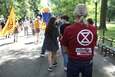 New York, ABD: New York City 'nin bu hafta yeniden açılmasına rağmen, Coronavirus salgını nedeniyle Times Meydanı bölgesinde bazı mağazalar hala kapalı