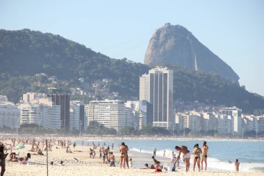 Copacabana sahilinde hareketlilik var. 21 Haziran 2020, Rio de Janeiro, Brezilya: Sosyal izolasyon önerilerine rağmen Copacabana plajındaki insanların yoğun hareketi, Rio de Janeiro