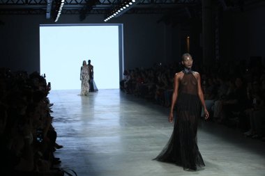 SAO PAULO, SP, 10 / 17 / 2019 - SPFW N48 - Perşembe gecesi Sao Paulo 'daki Ibirapuera Park' taki Pavilhao das Culturas Brasileiras 'taki SPFW N48 marka geçit töreni 