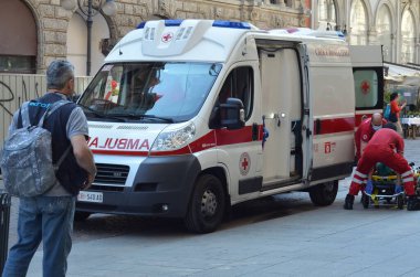 (Milano 'da bir bisikletçinin kazası oldu. 28 Mayıs 2020, Milano, İtalya: Kurtarma ekipleri bir kazada bisiklete binen genç bir kadının yardımına koştu ve birçok kişi bu durumdan etkilendi. 