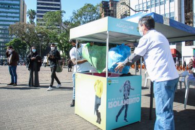 Sıcak giyim kampanyası. 8 Mayıs 2020, Porto Alegre, Rio Grande do Sul, Brezilya: Porto Alegre Belediye Başkanı Nelson Marchezan Jr., ve First Lady Taina Vidal, kıyafet bağışları etkinliğine katılın 