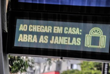 (INT) Covid-19: Sao Paulo. pril 12.2020, Sao Paulo, Brezilya 'da hava durumu: Termometre bu öğleden sonra 18C' yi gösteriyor ve covid-19 salgınını kontrol altına alma önerileriyle değişmeli