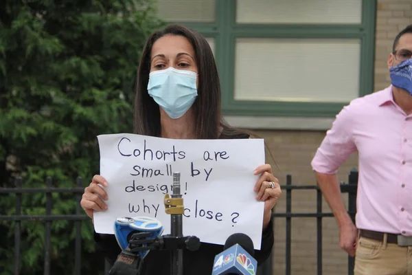 7 Ekim 2020, Forest Hill, New York, ABD: Bazı aileler New York eyalet valisinin okulları kapatma kararına tepki olarak 71-25 St. Forrest Hills, New York 'taki Devlet Okulu 196' da protesto eylemi düzenlediler. Phil Won, MSK 24 Topluluk Eğitimi Başkanı