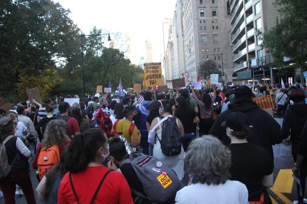 Noviembre 2020 Nueva York Estados Unidos Gente Marchando Largo Avenida —  Fotos de Stock