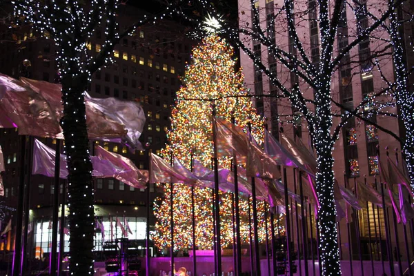 2020年12月6日 美国纽约 人们排成长队观看纽约洛克菲勒中心的洛克菲勒圣诞树照明 圣诞树照明发生在12月2日 作为一种方式 几乎不允许公众在该中心附近观看 — 图库照片
