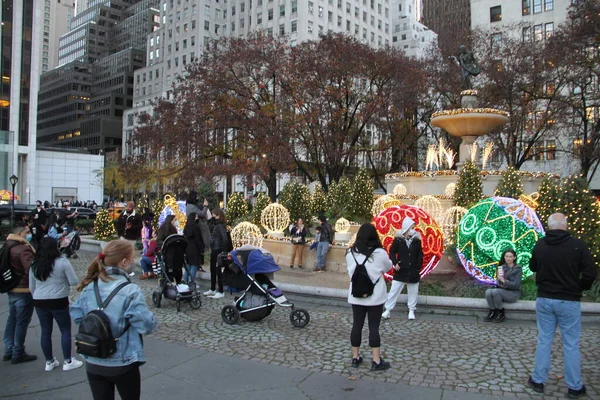 2020年11月28日 美国纽约 位于纽约第五大道苹果商店和广场酒店之间的大陆军广场 Grand Army Plaza 圣诞装饰 吸引了许多纽约人和游客 他们利用这个机会拍照 Foto — 图库照片