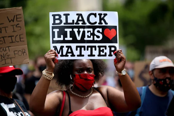 George Floyd 'un ölümü üzerine Beyaz Saray' da protesto. 2 Haziran 2020, Washington DC, ABD: Protestocular, George Floyd 'un Minneapolis' te ölümü üzerine Beyaz Saray önünde kızgınlıklarını ve hayal kırıklıklarını gösteriyorlar