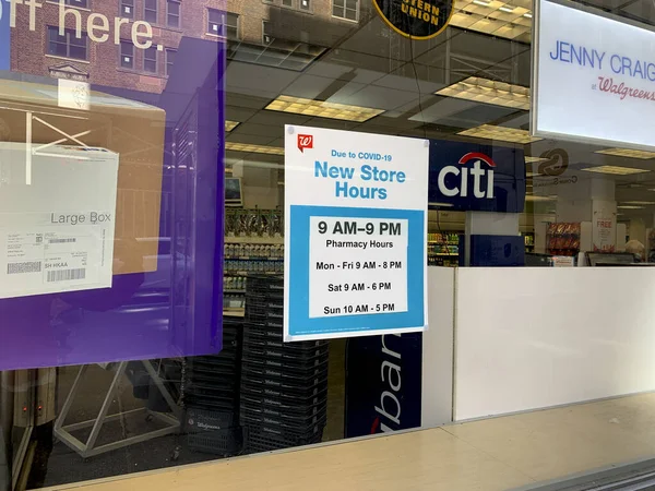 New コロナウイルスの中でニューヨークで閉店している店もあります 2020年3月21日 アメリカ ニューヨーク 今週の土曜日 にニューヨークのコロナウイルスの法令により一部の店舗が閉鎖され 通りは空になっています Credit Niyi — ストック写真