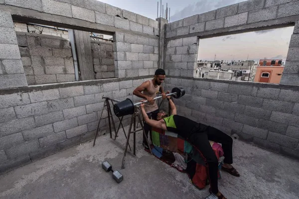 Gaza Palestina 2020 Fisiculturistas Palestinos Treinam Telhados Gaza Meio Covid — Foto Stock