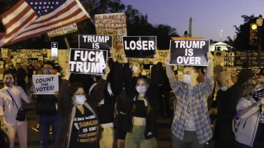 George Floyd 'un ölümü üzerine Beyaz Saray' da protesto. 2 Haziran 2020, Washington DC, ABD: Protestocular, George Floyd 'un Minneapolis' te ölümü üzerine Beyaz Saray önünde kızgınlıklarını ve hayal kırıklıklarını gösteriyorlar