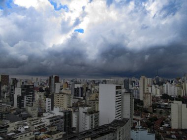 14 Ocak 2021, Sao Paulo, Brezilya: Sao Paulo 'da sağanak yağış ihtimali nedeniyle gökyüzü çok bulutlu görünüyor.