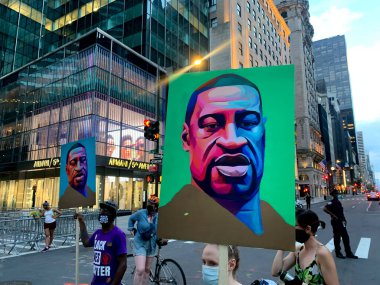 Trump Tower 'da Siyahların Yaşamı Önemlidir protestosu. 12 Temmuz 2020, New York, ABD: Siyahların Yaşamı Önemlidir BLM duvar resminde Trump Kulesi önünde protesto gösterileri. George Floyd 'un öldürülmesi ve polis şiddetine karşı adalet istiyorlar. (Fotoğraf: Niyi Fote