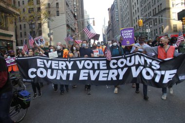 (İnsanlar Joe Biden 'ın 46. başkan olarak zaferini kutlamak için 7. caddeye yürüyorlar. 7 Kasım 2020, New York, ABD: Joe Biden 'ın ABD' nin 46. Başkanı olarak zaferini kutlamak için 7. (F