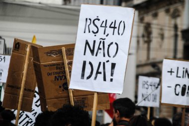 Sao Paulo Valisi Bill PL 529 / 20 'ye karşı protesto. 1 Ekim 2020, Sao Paulo, Brezilya: Protestocular Sao Paulo Valisi Joao Doria 'nın (PSDB) temel kamu kurumlarını yok etmeyi veya özelleştirmeyi amaçlayan projesini protesto ettiler 