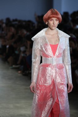 SAO PAULO, SP, 10 / 17 / 2019 - SPFW N48 - Perşembe gecesi Sao Paulo 'daki Ibirapuera Park' taki Pavilhao das Culturas Brasileiras 'taki SPFW N48 marka geçit töreni 