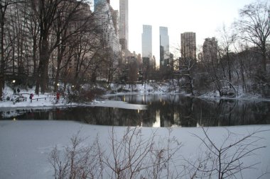 17 Aralık 2020, New York, ABD: New York 'a yağan yoğun kar sonrası pek çok yan etki ve eğlence getirdi. Bu birçok insanın hareket etmesine neden oldu ve Central Park 'taki gölleri dondurdu. 