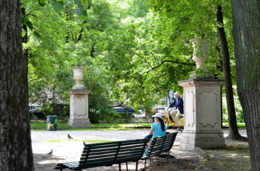 (Covid-19: Milano 'da insan hareketleri. 18 Mayıs 2020, Milano, İtalya: Giardini Pubblici Indro Montanelli 'de halkın hareketi, İtalya' nın Milano kentinde yer alan tarihi bir parktır.