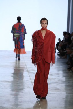 SAO PAULO, SP, 10 / 17 / 2019 - SPFW N48 - Perşembe gecesi Sao Paulo 'daki Ibirapuera Park' taki Pavilhao das Culturas Brasileiras 'taki SPFW N48 marka geçit töreni 