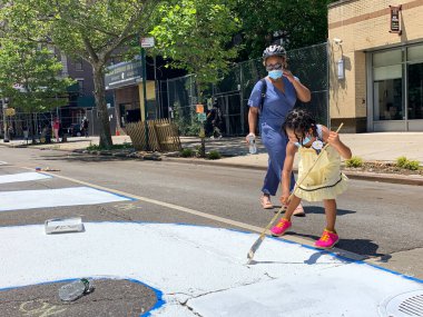 WASHINGTON, EUA, 06.06.2020 - PLAZA HAYAT MATTERS / CASA BRANCA - O prefeito de Washington DC Muriel Bowser renomeia parte da rua 16 em frante a Casa Branca para Black Lives Matter Plaza. Ha um protesto pacifico em frante a Casa Branca pela mor