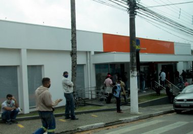 (Covid-19 'un ortasında hareket halindeler. 5 Haziran 2020, Cotia, Sao Paulo, Brezilya: Cotia 'da Covid-19' un ortasında büyük insan hareketi .