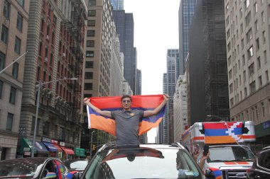 (New York 'taki Ermeniler için Barışı destekleyen barışçıl bir protesto. 10 Ekim 2020, New York, ABD: New York 'ta yaşayan bazı Ermeniler Ermeniler için Azerbaycan ile sınır anlaşmazlığına karşı protesto ve barış talebinde bulundu