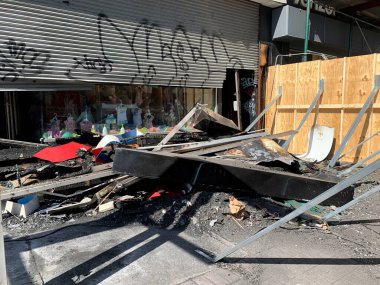 (Yanan bir dükkanın akıbeti. 21 Mayıs 2020, Harlem, New York, ABD: 17 Mayıs Pazar günü 125. Cadde ve Adam Clayton Powell Jr. Bulvarı 'nın köşesinde çıkan Lazarus mağazasının akıbeti. Yangın başladı.