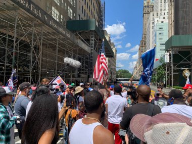 10 Ekim 2020, New York, ABD: Ermeniler için Azerbaycan sınır anlaşmazlığını protesto eden ve barış isteyen bazı Ermeniler ve Türkiye 'nin katılımına karşı çıkan bazı Ermeniler,