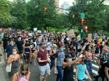 NOVA YORK (EUA), 05 / 02 / 2021 - MOVIMENTACAO CENTACAO PARK - Com a rescaldo da nevasca do dia anterior, nova-iorquinos e turistas sao vistos se divertindo se Central Park. Criancas fazendo snowboard, pessoas andando de carruagem, fazendo boneco de neve