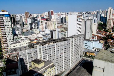 Sao Paulo şehir merkezinin hava manzarası. 29 Ağustos 2020, Sao Paulo, Brezilya: Sao Paulo şehir merkezinin havadan görünüşü, örneğin Nove de Julho Viaduct, Santander Binası, Sao Paulo Belediye Binası ve bu sıcak havada havuzun keyfini çıkaran insanlar