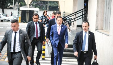 Brezilya 'nın Sao Paulo Valisi ile Coronavirus hakkında basın toplantısı. 13 Mart 2020, Sao Paulo, Brezilya: Sao Paulo Joao Doria valisi ve Sağlık Bakanı Luiz Henrique Mandetta, Sağlık Bakanı Jose Henriqu