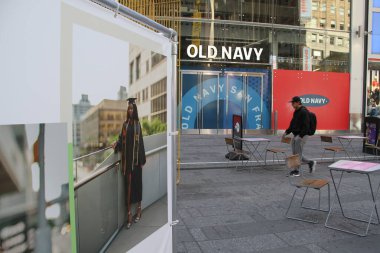 New York, ABD: New York City 'nin bu hafta yeniden açılmasına rağmen, Coronavirus salgını nedeniyle Times Meydanı bölgesinde bazı mağazalar hala kapalı.