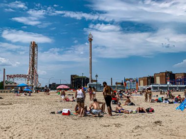 2 Temmuz 2020, Coney Adası, Brooklyn, New York, ABD: Brooklyn 'deki Coney Adası' nda insan hareketi. New York 'taki plajlar şehri vuran Covid-19 salgını nedeniyle dün (01) tecritten sonra tekrar açıldı. Ancak, insanların çoğu...